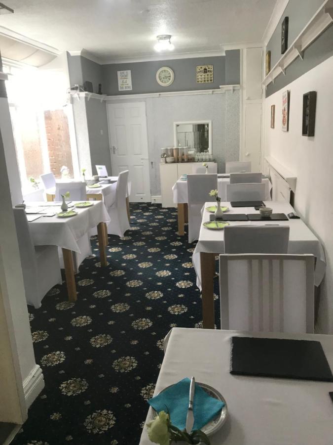 Number 40 - No Multiple Room Bookings ブラックプール エクステリア 写真