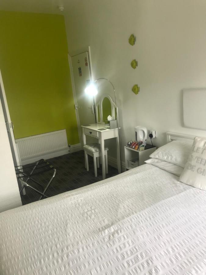 Number 40 - No Multiple Room Bookings ブラックプール エクステリア 写真